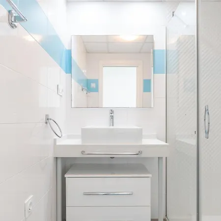 Sea Breeze Apartment *